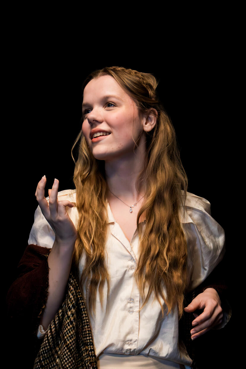 Arwen Erlijn as Sybil Vane