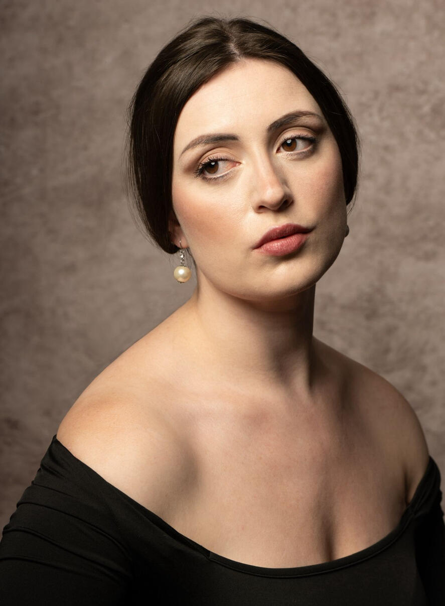 Raisa Riemens as Lord Henry Wotton